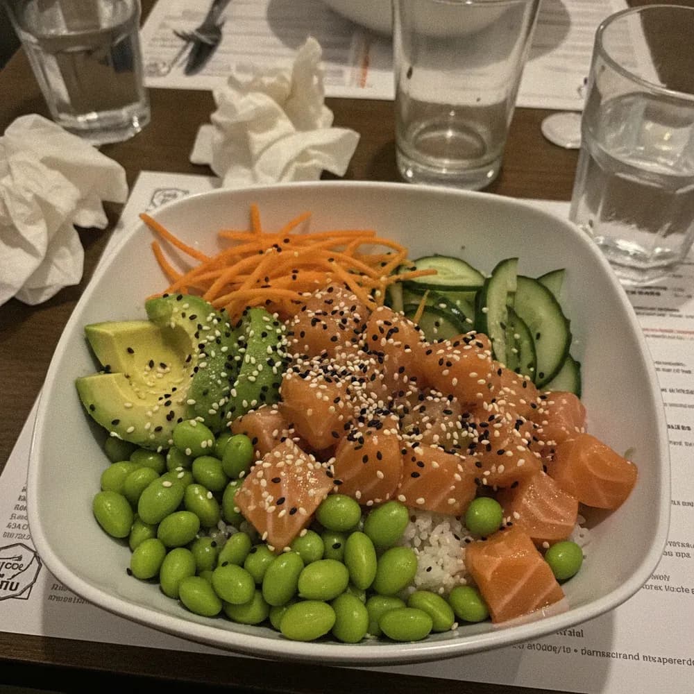 Poke Bowl – Handy-Foto vor KI-Bearbeitung